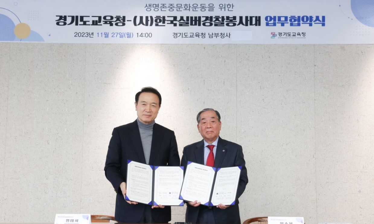 업무협약 체결 후 기념촬영을 하고있다.