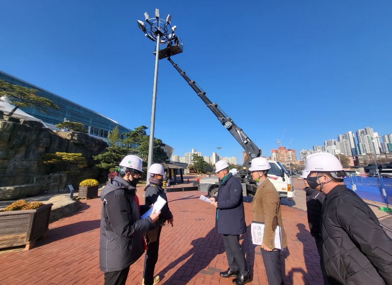 이홍복 총괄본부장(좌측 3번째)이 LED설치 공사현장을 방문해 진행상황과 안전관리 이행여부 등을 확인하고 있다. (사진=국민체육진흥공단)