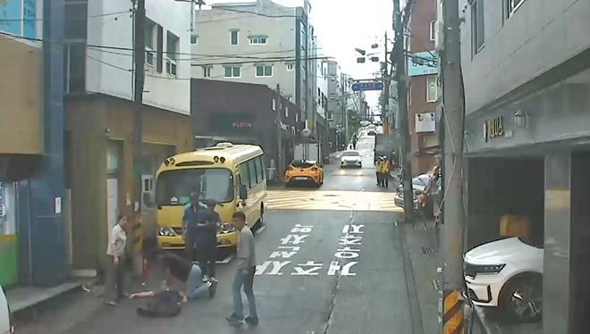 심정지 상태의 세탁소 업주를 상대로 심폐소생술을 하고 있는 30대 추정 남성.(사진제공=울산소방본부)