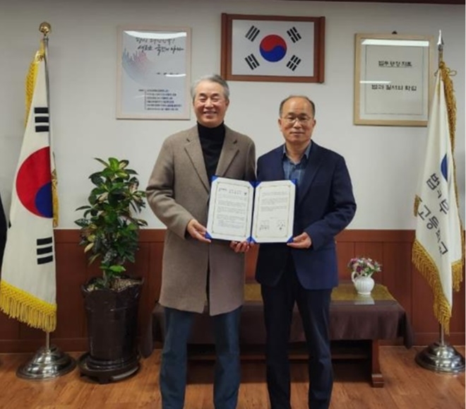 한영선 회장(사진왼쪽)과 이영호 원장이 업무협약서를 내보이며 기념촬영.(사진제공=서울소년원)