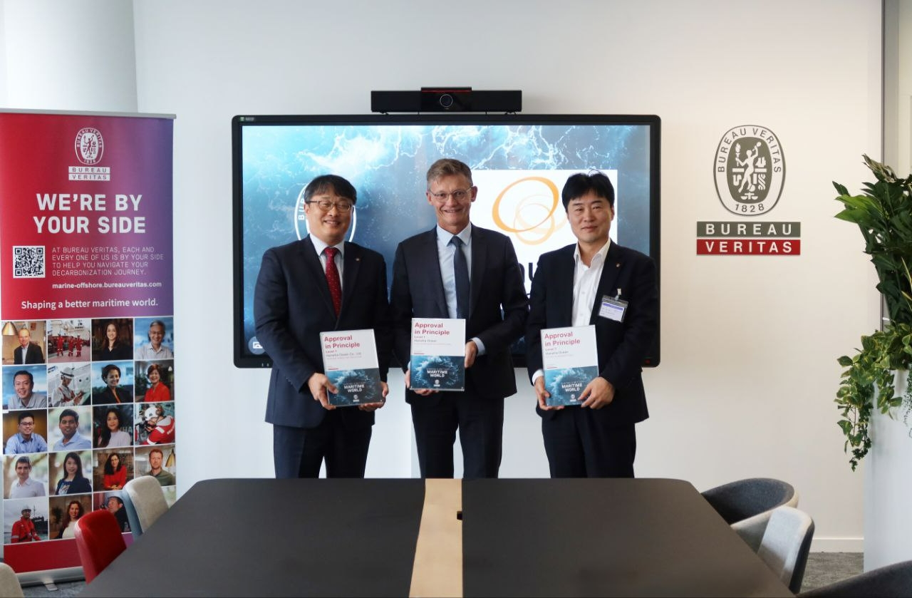 (왼쪽부터) 한화오션 강중규 중앙연구원장, BV M&O 매튜 데트니 대표, 한화오션 김형석 미래제품전략실장이 화물운영시스템, 재액화시스템, OCCS 등 3건의 기본승인을 획득한 뒤 기념촬영을 하고 있다.(사진=한화오션)