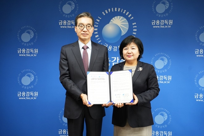 이종엽 대한법률구조공단 이사장(왼쪽)과 김미영 금융감독원 부원장(오른쪽)이 업무협약을 체결한 뒤 기념촬영을 하고 있다.(사진제공=대한법률구조공단)