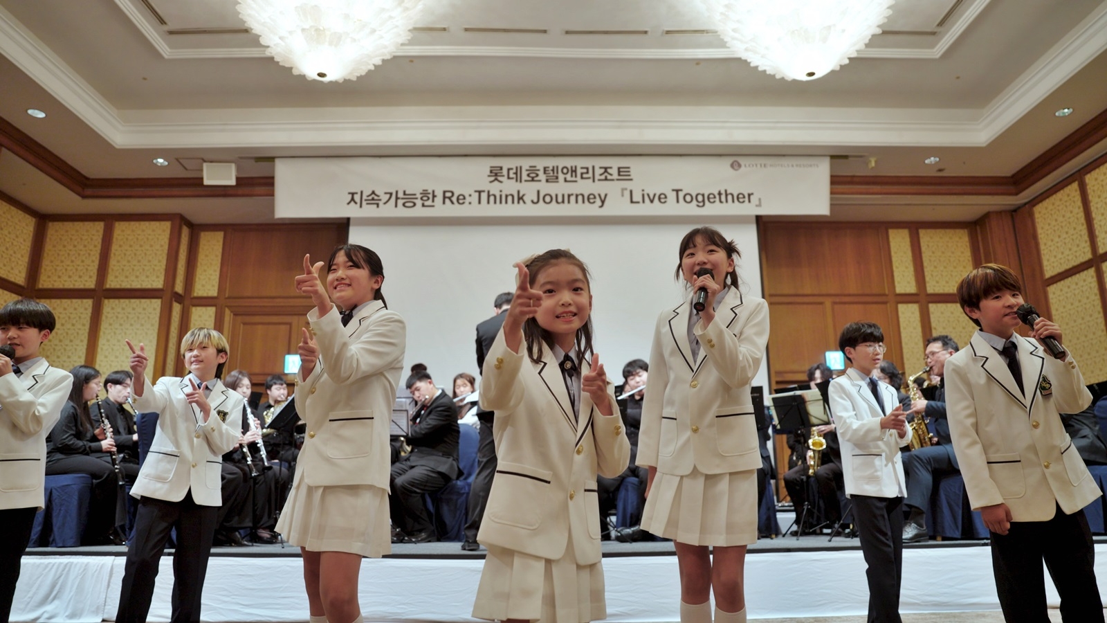 롯데호텔앤리조트, 리띵크 저니 송년 행사에서 제주 위드어스 윈드 오케스트라가 공연을 하고 있다.(사진=롯데호텔앤리조트)