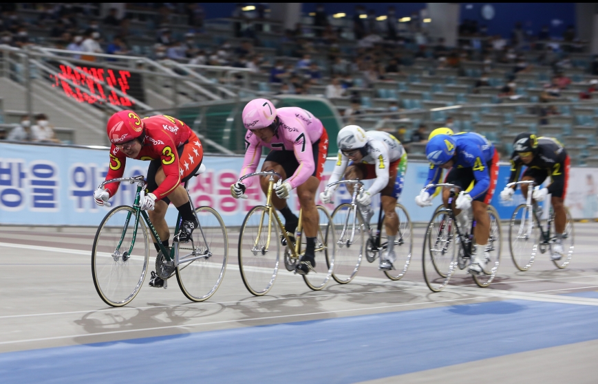 광명스피돔에서 경주에 출전한 특선급 선수들이 힘찬 페달링으로 질주하고 있다. (사진=국민체육진흥공단)