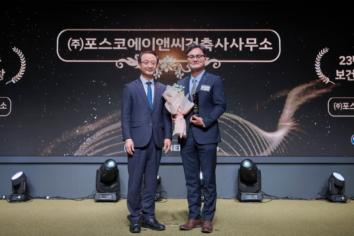 포스코A&C 안전보건그룹장 백충현(오른쪽)이 보건복지부 보건의료정책실장 전병왕(왼쪽)과 기념촬영하고 있다.(사진=포스코A&C)