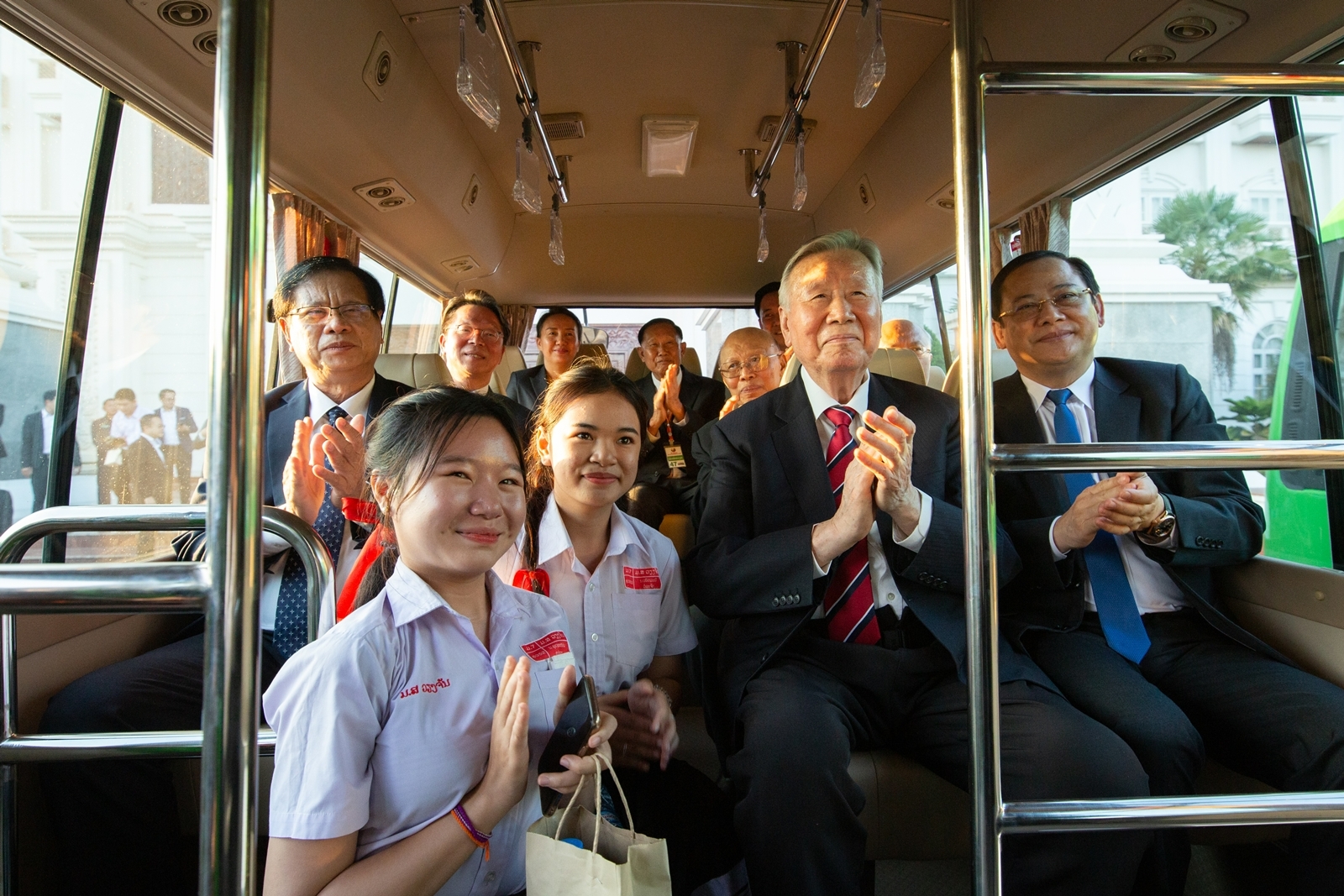 부영그룹 이중근 회장과 시판돈 라오스 총리(오른쪽 끝)를 비롯한 관계자들이 부영그룹이 기증한 버스에서 기념촬영을 하고 있다.(사진=부영그룹)