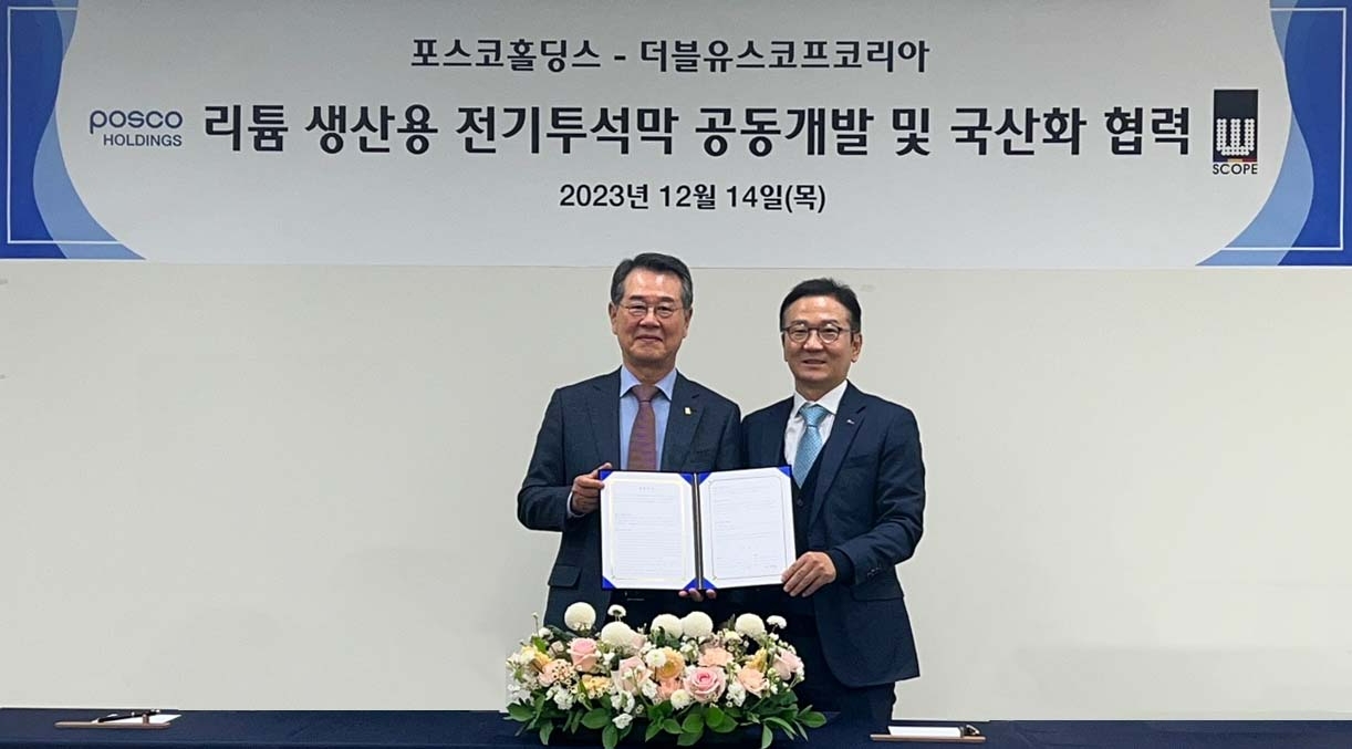 (왼쪽부터) 전영옥 WSK 대표이사, 포스코홀딩스 이경섭 이차전지소재사업팀장(전무).(사진=포스코홀딩스)