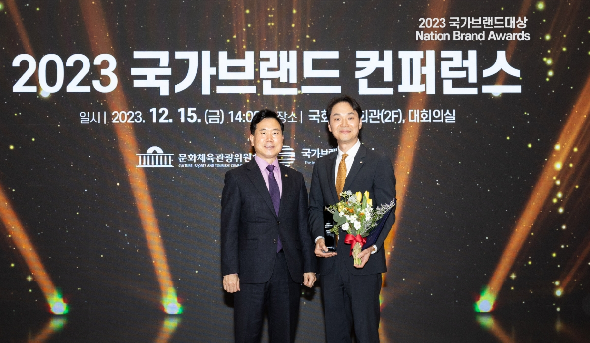 장성현 대한항공 마케팅/IT, 객실 및 서비스 부문 부사장(우측)과 김승수 국회의원(문화체육관광위원)이 기념사진을 촬영하는 모습.(사진=대한항공)