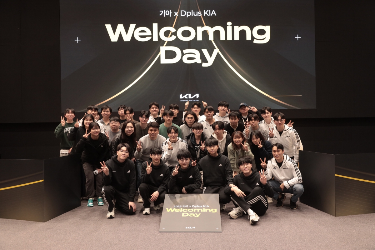 디플러스 기아 웰커밍데이에서 참가자들이 기념사진을 촬영하고 있다.(사진=기아)