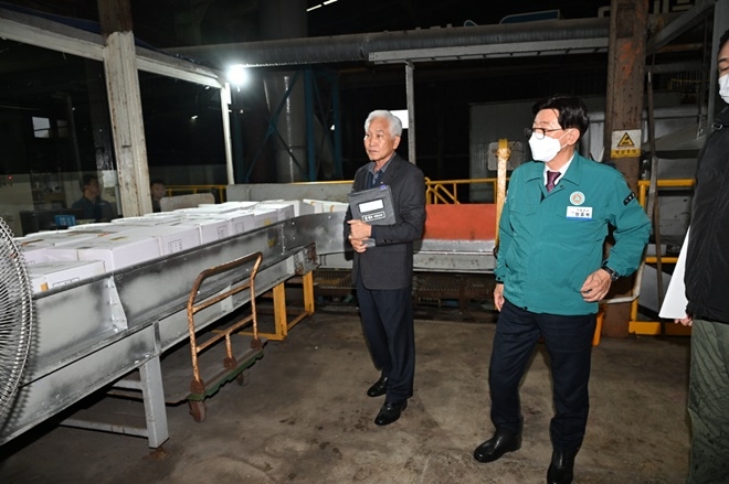 정종복 기장군수(왼쪽 두번재)가 악취 민원해결을 위해 관내 폐기물처리업체 등에 대한 현장점검을 하고 있다.(사진제공=부산 기장군)