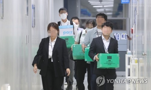 25일 오후 충북경찰청을 압수수색한 검찰 관계자들이 압수품을 옮기고 있다(사진=연합뉴스)