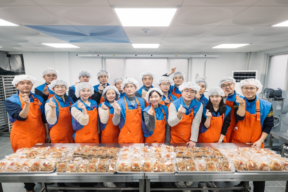 지난 19일 서울시 남영동 소재 대한적십자회 용산빵나눔터에서 ‘사랑의 빵만들기’ 봉사활동 후 신한라이프 자산운용그룹 구도현 그룹장(앞줄 가운데)과 임직원들이 기념 촬영을 하고 있다. 사진=신한라이프