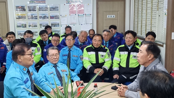 12월 20일 창원서부모범운전자회 사무실에서 회원들과 간담회를 갖고 있다.(사진제공=창원서부경찰서)