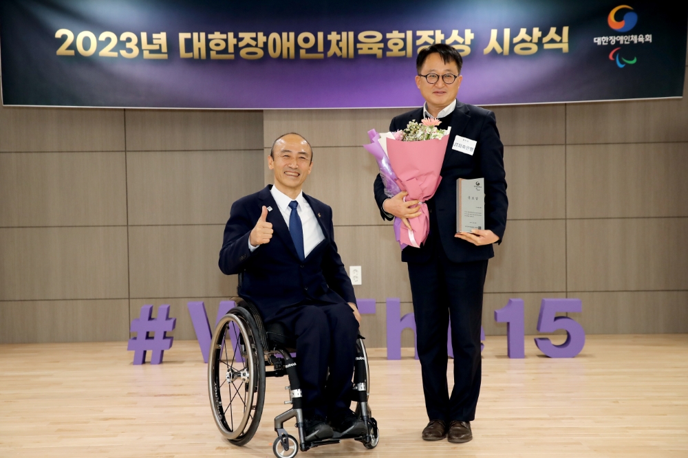 왼쪽부터 정진완 대한장애인체육회 회장과 정찬영 JT저축은행 커뮤니케이션본부 본부장의 모습. 사진=대한장애인체육회