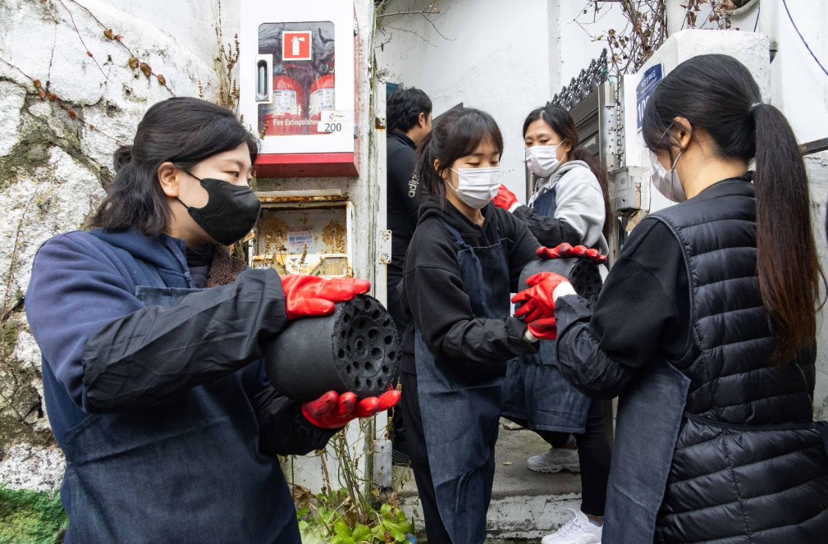 DL이앤씨 임직원 가족들이 서울 서대문구 홍제동 개미마을을 찾아 ‘사랑나눔 연탄 봉사활동’을 진행하고 있다.(사진=DL이앤씨)