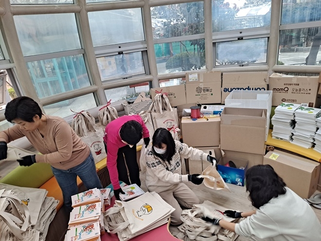 구포도서관 자원봉사단체 구포서포터즈 활동모습.(사진제공=부산교육청)