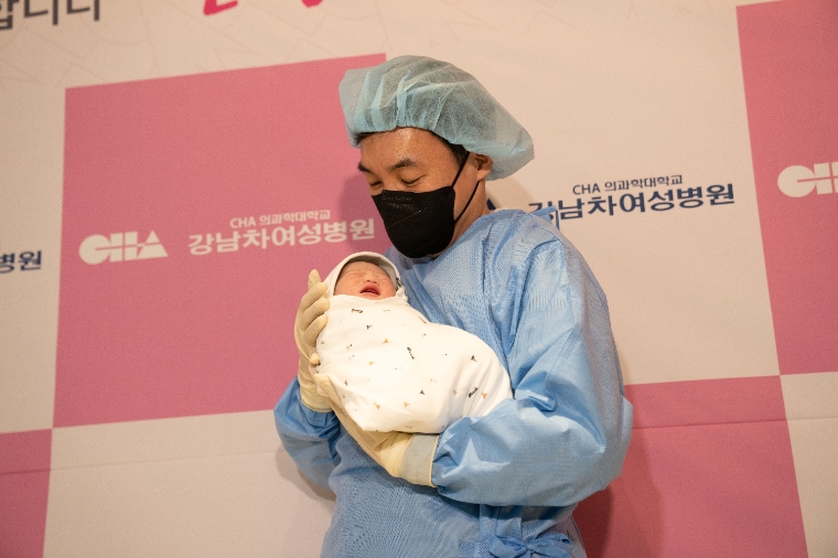 강남차여성병원에서 태어난 2024년 새해 첫 아기 아홍이, 아빠 이주홍씨가 결혼 12년만에 찾아온 아들을 품에 앉고 있다. 사진=차병원
