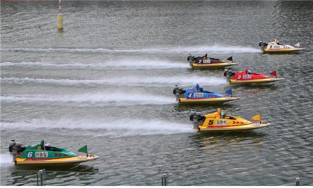 미사리경정장에서 출전 선수들이 경주를 출발하고 있다. (사진=국민체육진흥공단)