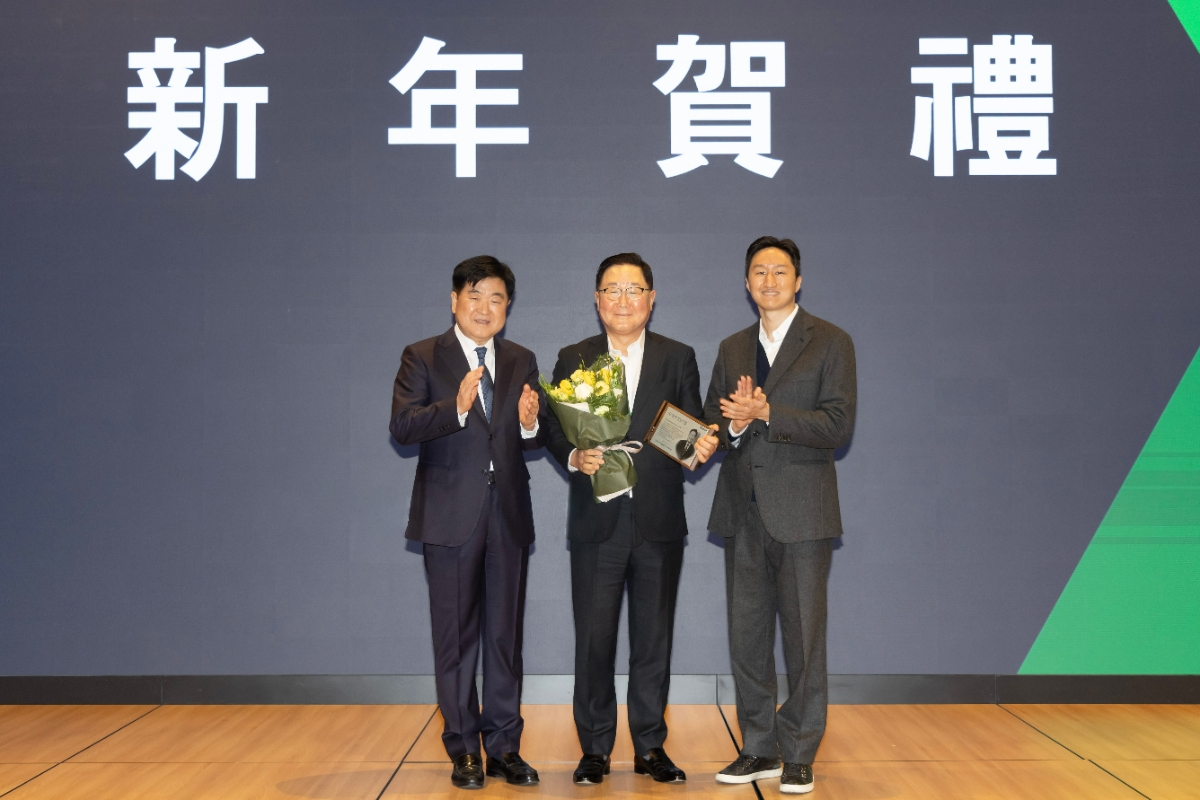 HD현대가 2일(화) 신년 하례식에서 HD현대 경영인상 시상식을 개최했다. 수상자들이 기념촬영하는 모습(왼쪽에서 부터 권오갑 HD현대 회장, 조석 HD현대일렉트릭 사장, 정기선 HD현대 부회장).(사진=HD현대)