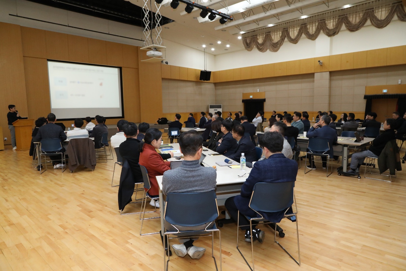 NH투자증권이 지난 4일부터 이틀간 임원워크숍을 진행했다. 지난 4일 정영채 사장을 비롯한 임원들이 ‘과정가치 Next Level-up’ 이라는 주제로 토의를 진행하고 있다. 사진=NH투자증권