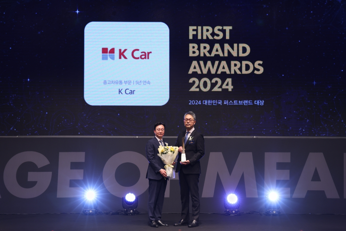 전호일 케이카 마케팅부문장(오른쪽)이 지난 9일 서울 신라호텔에서 열린 2024 대한민국 퍼스트브랜드 대상 수상 후 기념 촬영을 하고 있다. (사진=케이카)
