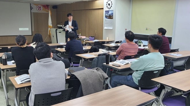 김동휘 부장판사가 10일‘소년보호재판의 이해’라는 주제로 강연을 하고 있다.(사진제공=수원청소년꿈키움센터)