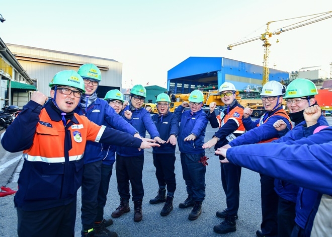 HD현대중공업 직원들이 작업 시작 전 TBM(Tool Box Meeting)을 통해 안전작업을 다짐하고 있다.(제공=HD현대중공업)