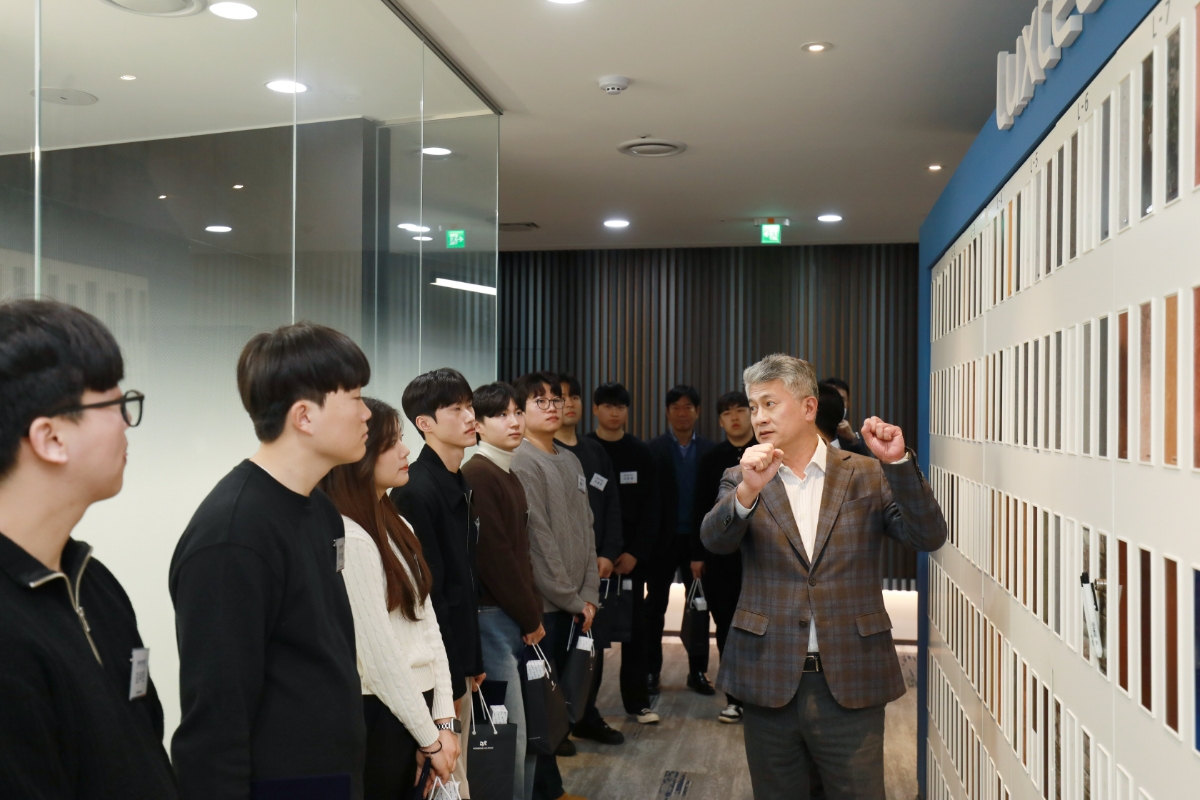 장세욱 송원문화재단 이사장 송원장학생과 본사 견학.(사진=동국제강그룹)