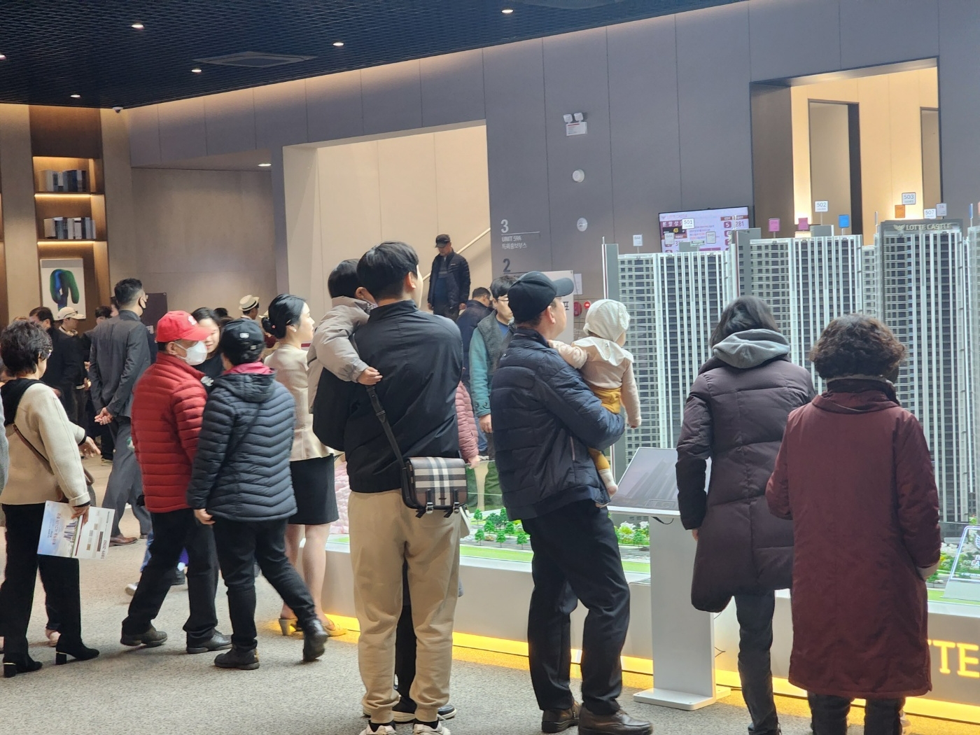 고객들이 안산 ’롯데캐슬 시그니처 중앙’ 견본주택을 둘러보고 있다.(사진=롯데건설)