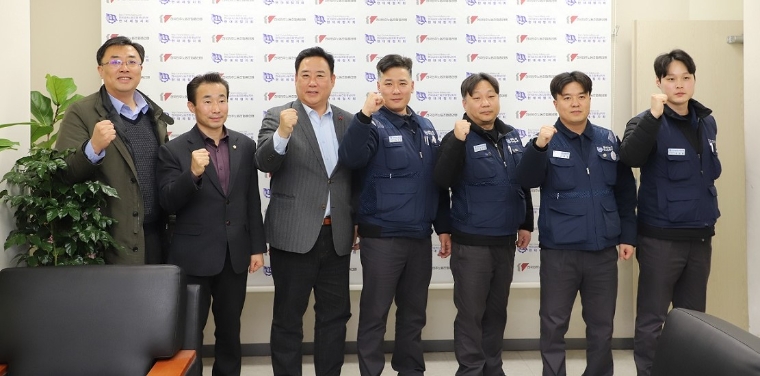 어기구 의원(왼쪽 세번째)이 당진 현대제철 노조와 간담회를 개최하고 기념촬영을 하고 있다. (사진=의원실)
