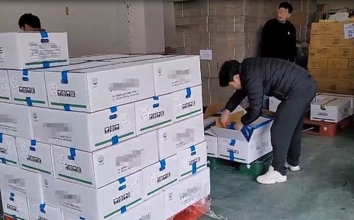 군부대 조달 식품 제조업체에 쌓여 있는 국산 둔갑 돼지갈비(사진=연합뉴스)