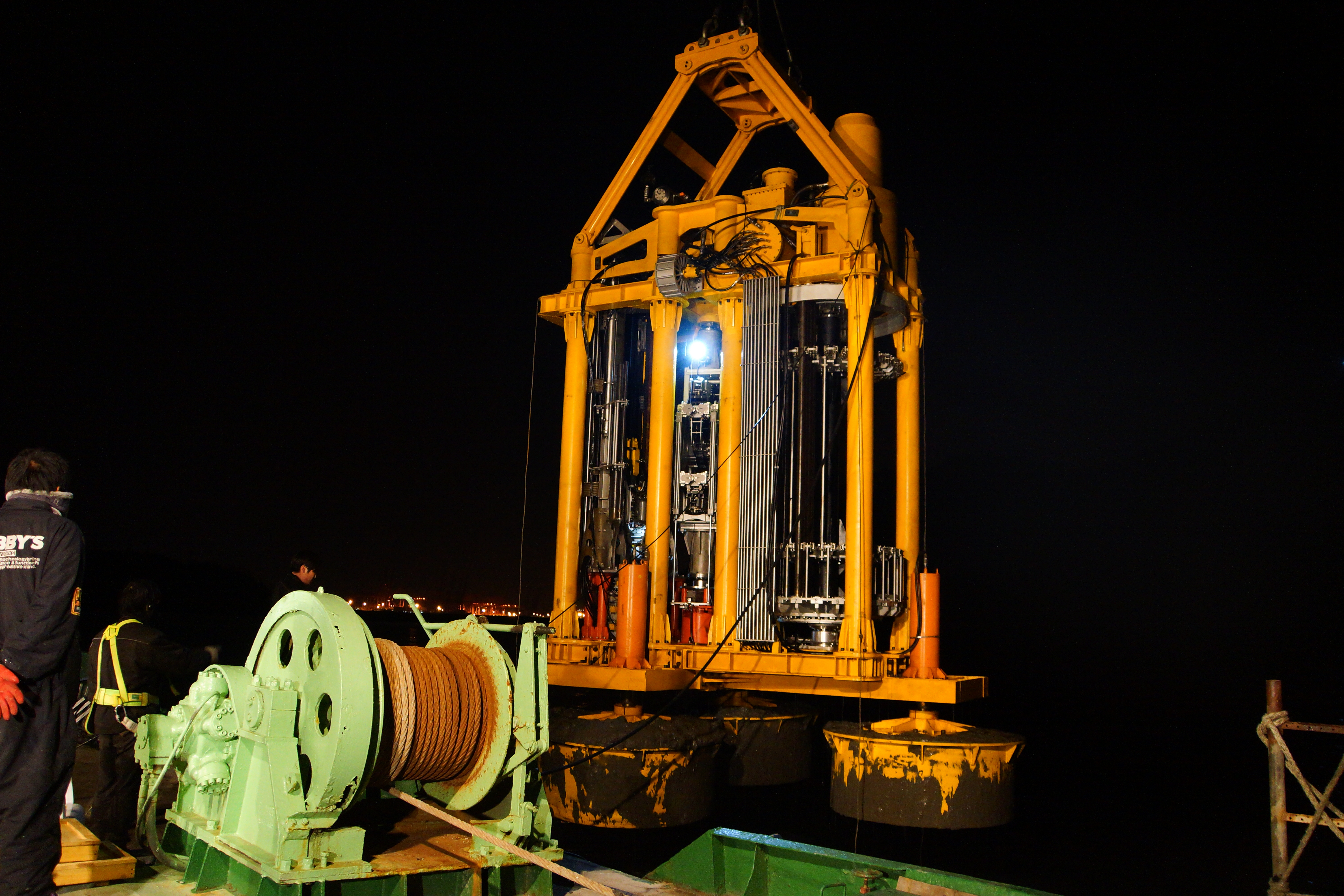 포항에 있는 한국해양과학기술원 수중로봇 복합실증센터 입구에 보관하고 있는 해저착저로봇 전경. (사진= 디비로보틱스)