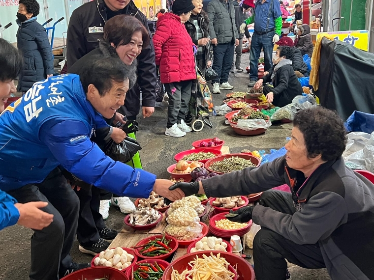 김승남 예비후보가 전통시장을 방문해 민심 행보를 이어가고 있다. (사진=의원실)