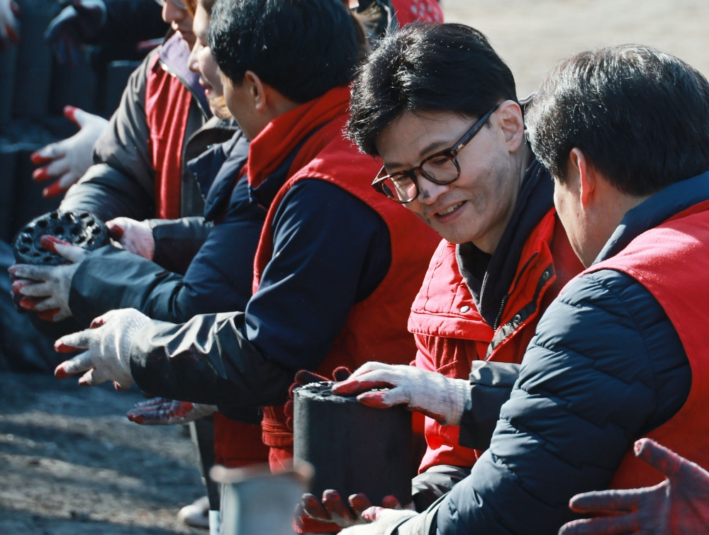 연탄 나눔 봉사 나선 한동훈 비대위원장.(사진=연합뉴스)