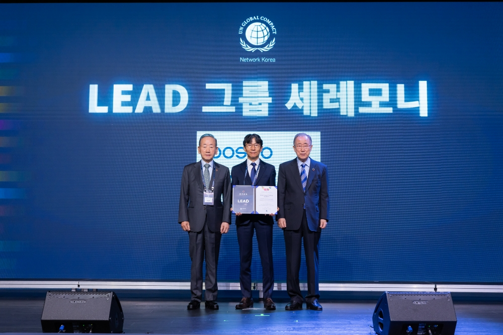 (왼쪽부터) 이동건 UNGC 한국협회 회장, 박철호 포스코이앤씨 상무, 반기문 전 유엔사무총장이 ‘2024년도 리드 그룹’ 위촉행사 후 기념 촬영을 하고 있다.(사진=포스코이앤씨)