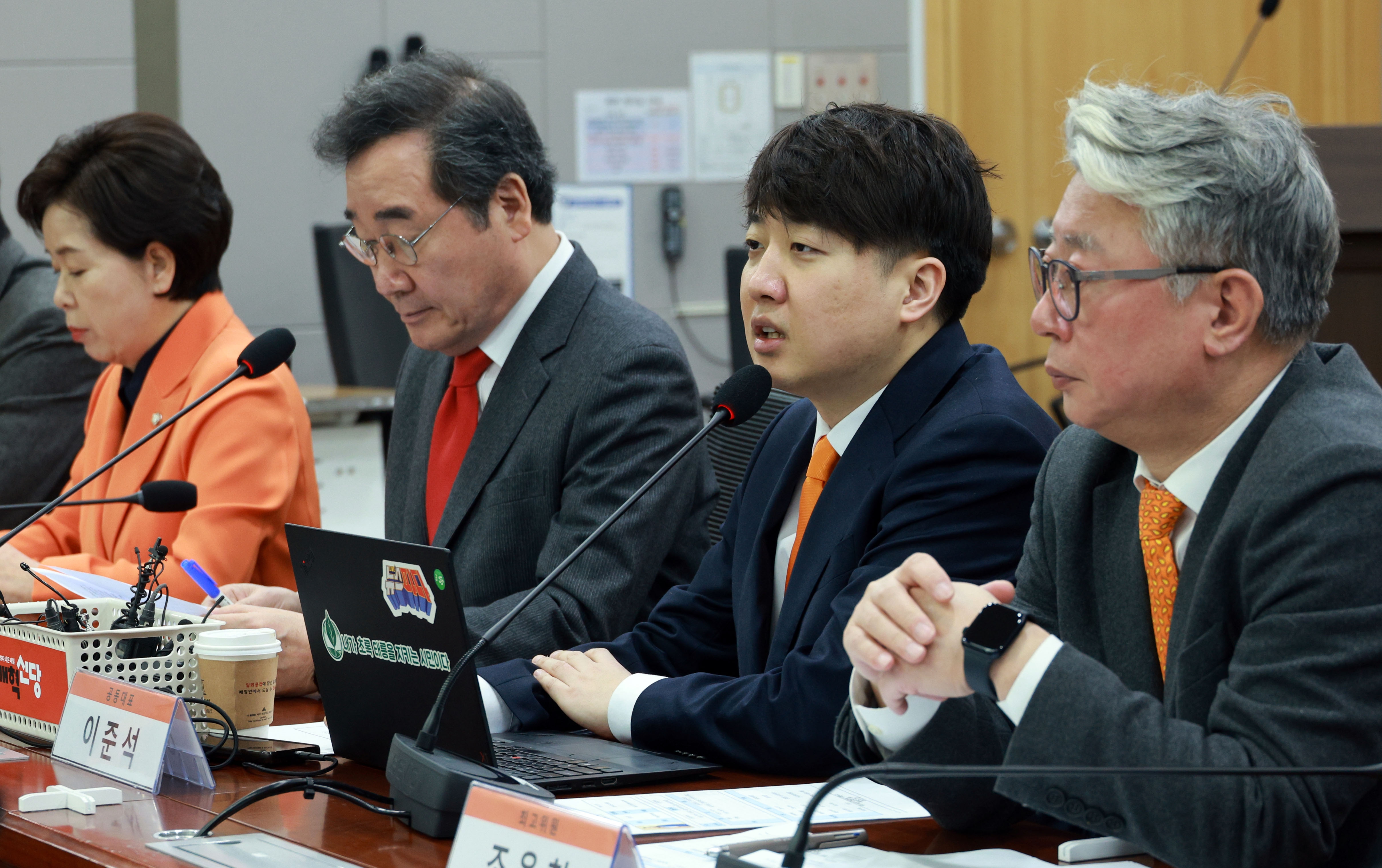 개혁신당 이준석 공동대표와 이낙연 공동대표가 14일 오전 국회 의원회관에서 열린 최고위원회의에서 발언하고 있다. 사진=연합뉴스