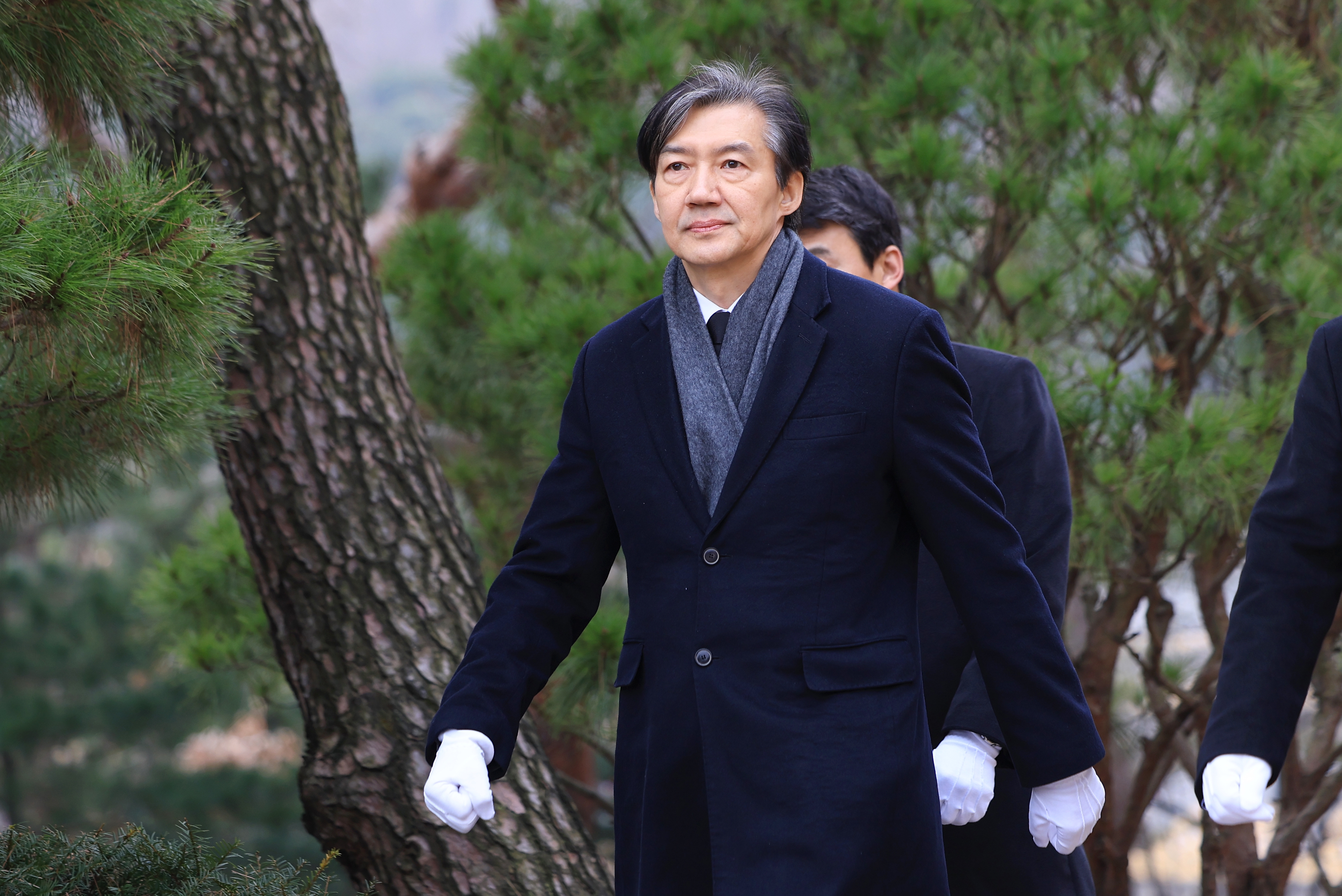 조국 전 법무부 장관이 18일 오전 서울 동작구 국립서울현충원 김대중 전 대통령 묘소로 향하고 있다. 사진=연합뉴스