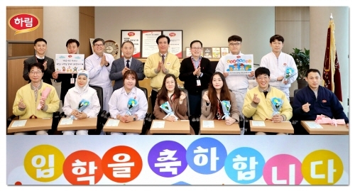 하림, 초등학교 입학 앞둔 직원 자녀에게 축하 선물 전달