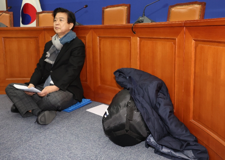 더불어민주당 노웅래 의원이 22일 국회 당 대표 회의실에서 농성을 벌이고 있다. (사진=연합뉴스)