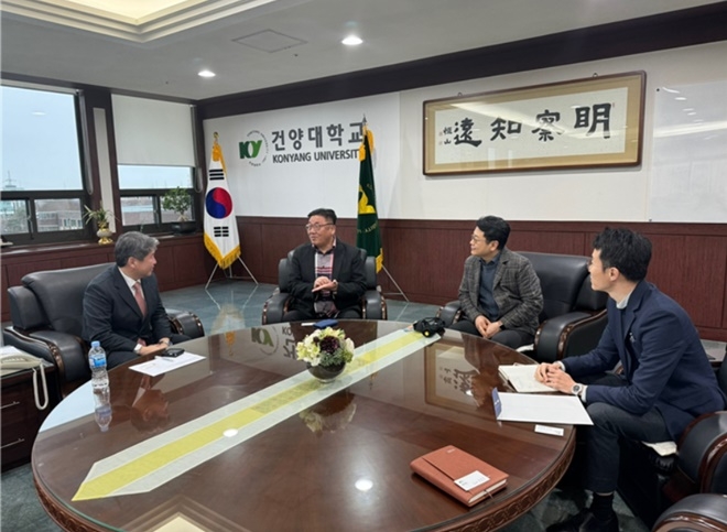 이충구 소장이 건양대 김용하 총장(왼쪽 첫번째)을 만나 업무협의를 하고 있다.(사진제공=논산보호관찰소)