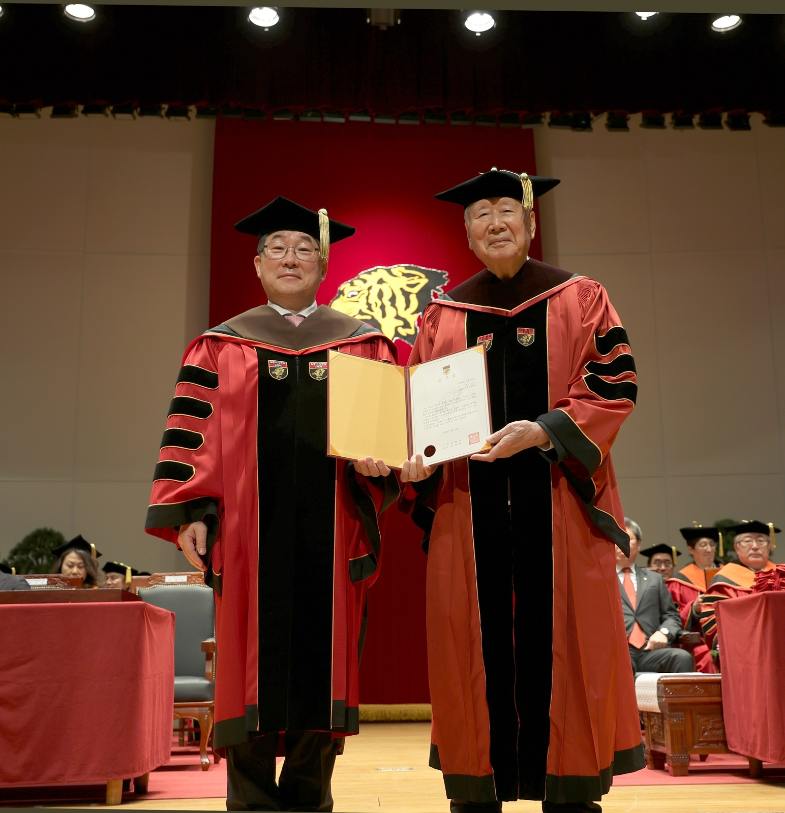 이중근 회장과 김동원 고대총장(왼쪽)이 기념촬영을 하고 있다.(사진=부영그룹)