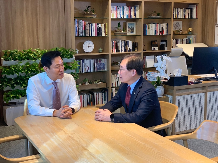 최재형(오른쪽) 국회의원(종로구)이 23일 오세훈 서울시장과 종로구 규제 완화에 관해 면담했다. (사진=의원실)