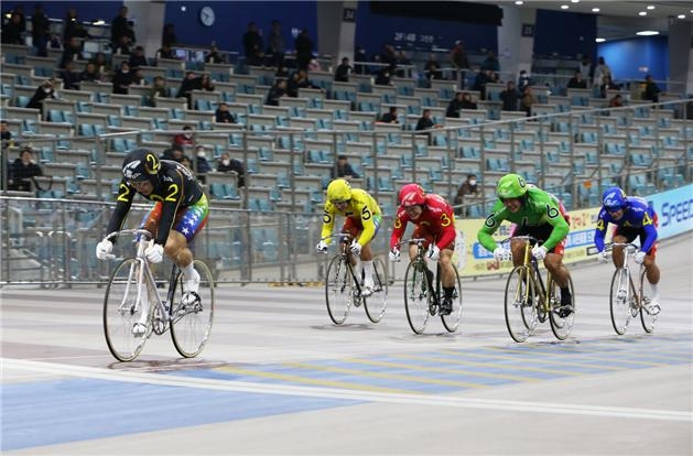 지난 25일 광명스피돔에서 열린 제28회 스포츠서울배 대상경륜 우승자인 임채빈이 가장 먼저 결승선을 통과하고 있다.(사진=국민체육진흥공단)