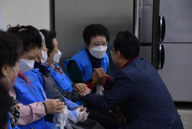 김성원 의원(동두천‧연천)이 민생 행보로 지난 16일 연천노인회를 찾아 경로당 주7일 점심 제공 추진을 약속했다. (사진=의원실)