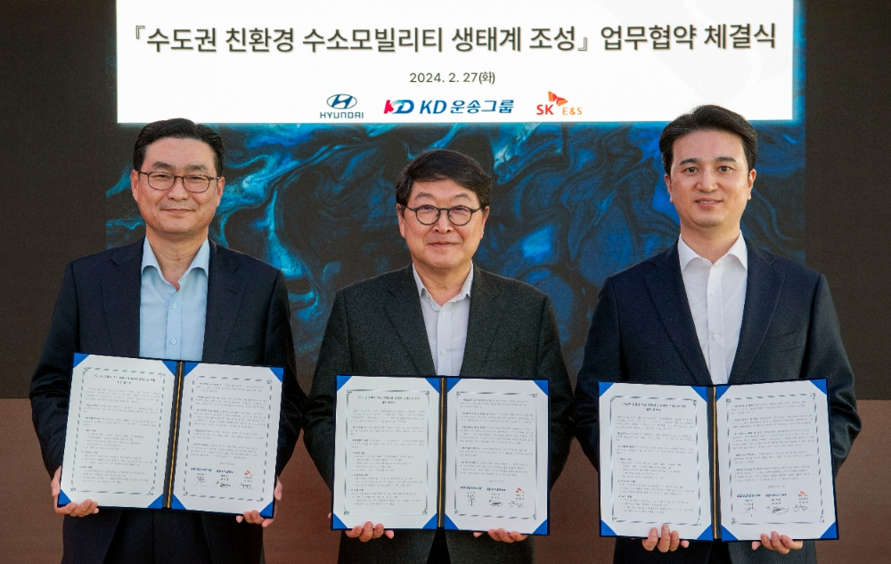 (왼쪽부터) 현대차 국내사업본부장 정유석 부사장, KD운송그룹 허상준 대표이사, SK E&S 추형욱 대표이사가 기념촬영을 하고 있다.(사진=현대자동차)