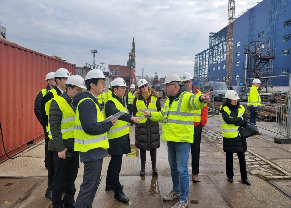 한화오션 특수선 해외사업단 일행이 폴란드 그드니아시에 위치한 폴란드 국영 방산기업 PGZ의 조선소를 방문, 현지 호위함 건조 현장을 둘러보고 밥콕 폴란드로부터 향후 MRO 협조 방안을 청취했다.(사진=한화오션)