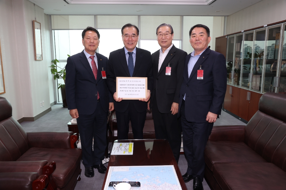 사진 왼쪽부터 전형숙 안동봉화축협 조합장, 이개호 의원, 장원호 원북농협 조합장, 배정섭 전남서남부채소농협 조합장. 사진=농협중앙회