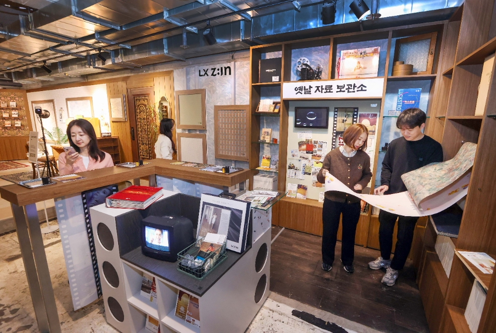 서울 이태원동에서 열리고 있는 LX하우시스의 체험형 팝업 디자인 전시행사 ‘트렌드십’ 행사장에서 방문객들이 LX하우시스 제품들을 살펴보고 있는 모습.(사진=LX하우시스)