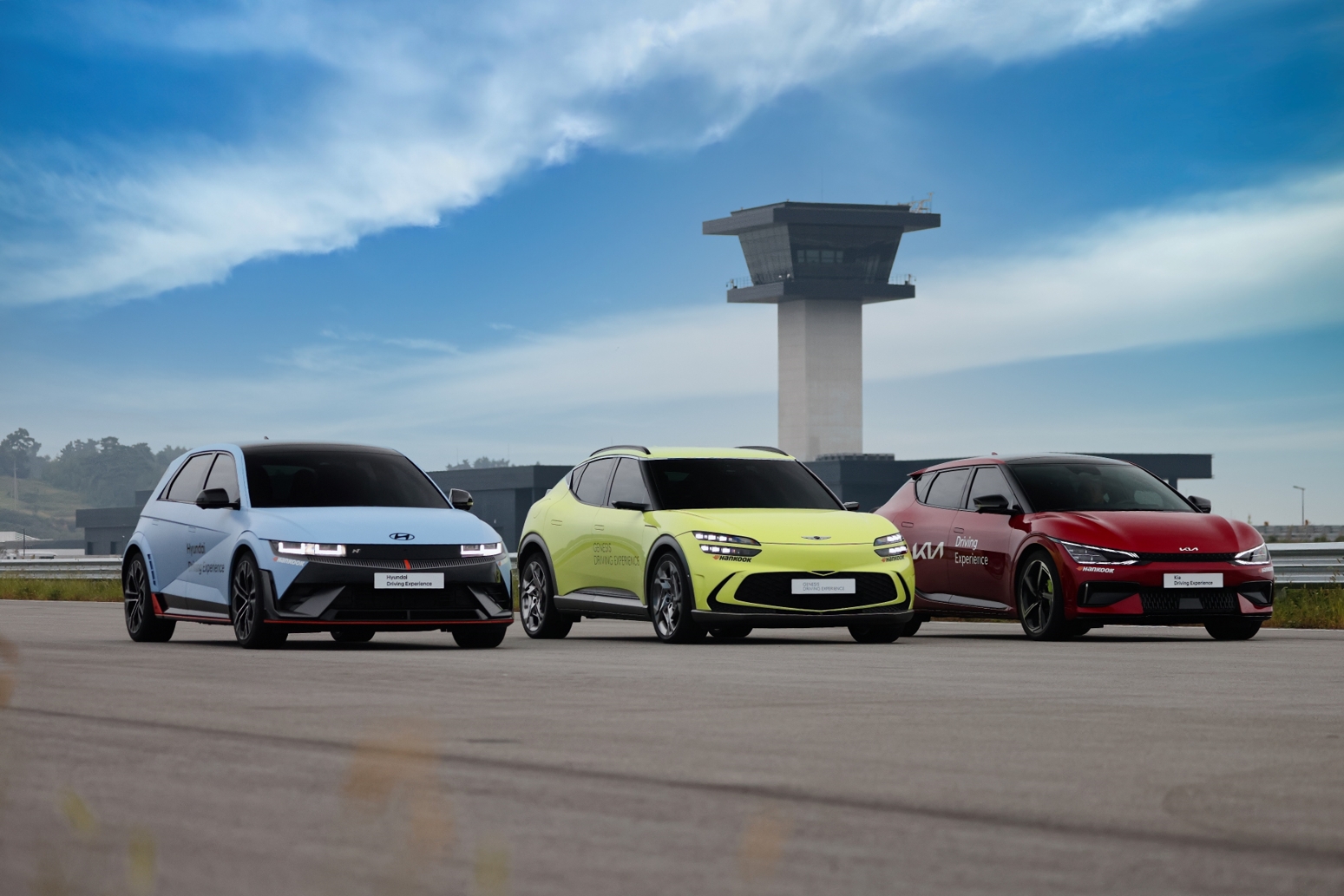 HMG 드라이빙 익스피리언스 센터를 주행하는 현대, 기아, 제네시스 차량.(사진=현대차그룹)