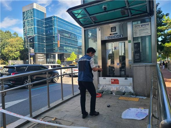 2023년 7월 한국교통안전공단 직원이 대치역 지상엘리베이터 침수방지시설의 안전성을 점검하고 있다.(사진=한국교통안전공단)